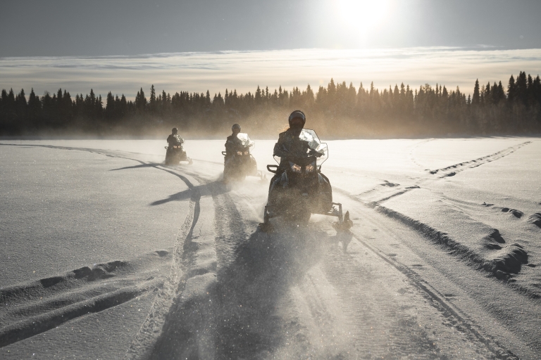 Rovaniemi: Safari na skuterach śnieżnych po jeziorze Lehtojärvi