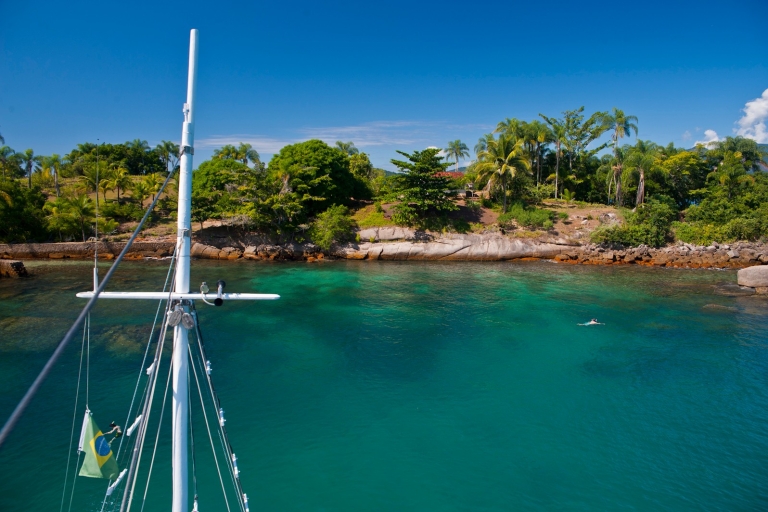 Bahía de Paraty: Tour en barco por las islas y playas con snorkelExcursión en Goleta con 1 Caipirinha
