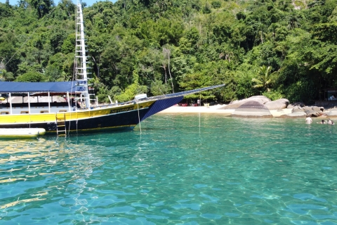 Zatoka Paraty: Wyspy i plaże Wycieczka łodzią z nurkowaniemWycieczka szkunerem z 1 Caipirinhą