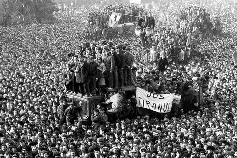 Las cicatrices del comunismo en Bucarest - tour a pie privado de medio díaLe ferite del comunismo - tour in italiano