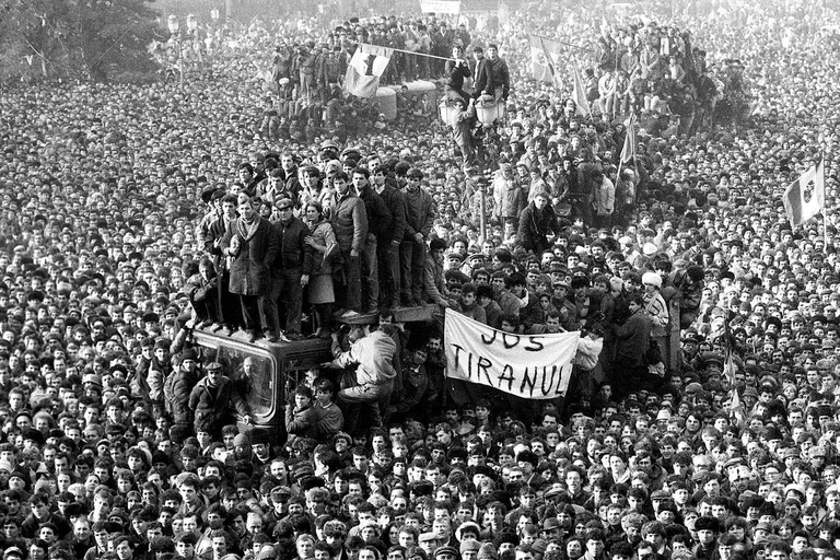 Las cicatrices del comunismo en Bucarest - tour a pie privado de medio díaLe ferite del comunismo - tour in italiano