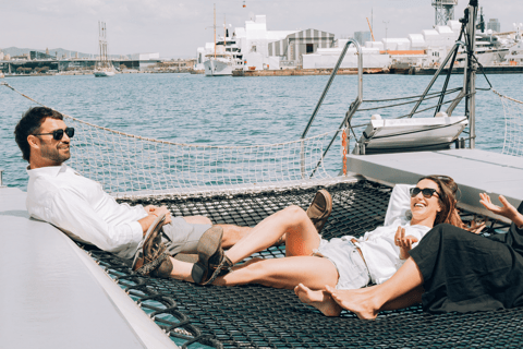 Barcelone : Croisière en catamaran de jour ou au coucher du soleil avec musiqueCroisière au coucher du soleil avec musique live