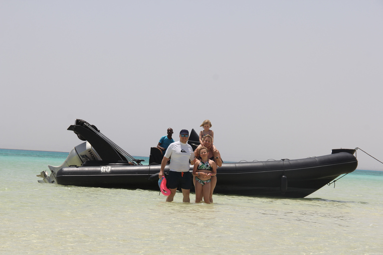 Hurghada: Crociera in motoscafo nella baia di Orange dell&#039;isola di Giftun e pranzoSpeedboat di gruppo a Orange Bay con snorkeling