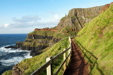 De Belfast: Viagem de 1 dia com guia à Giant&#039;s Causeway