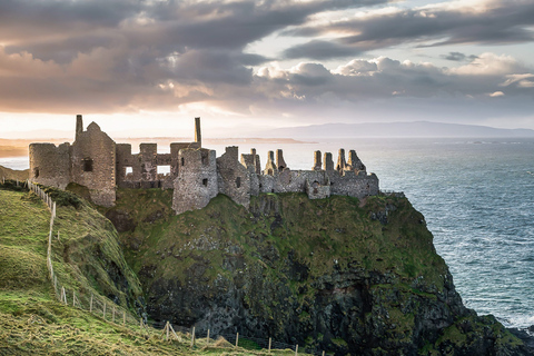 De Belfast: Viagem de 1 dia com guia à Giant&#039;s Causeway