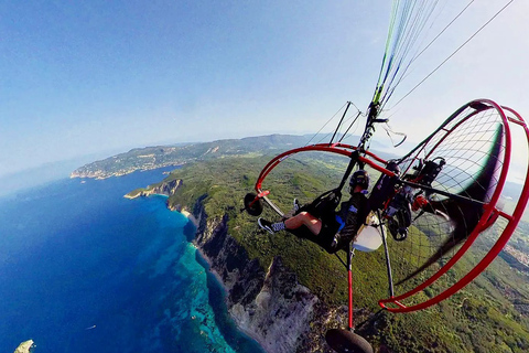 De Parelia: Voo de paramotor sobre a costa de CorfuVoo de paramotor sobre a costa oeste de Corfu