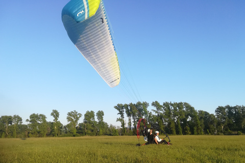 Från Parelia: Paramotorflygning över Korfus kustParamotorflygning över västra Korfus kust