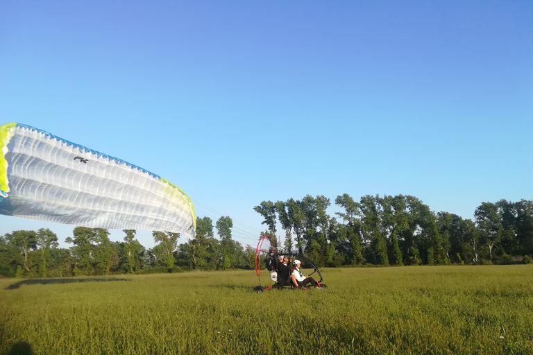 Från Parelia: Paramotorflygning över Korfus kustParamotorflygning över västra Korfus kust