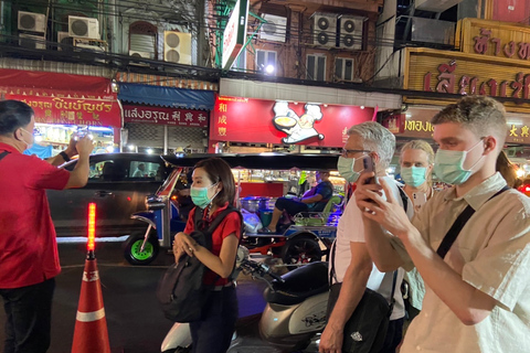 Bangkok: przewodnik Michelin Street Food Tour przez Tuk TukWycieczka grupowa z miejscem spotkania