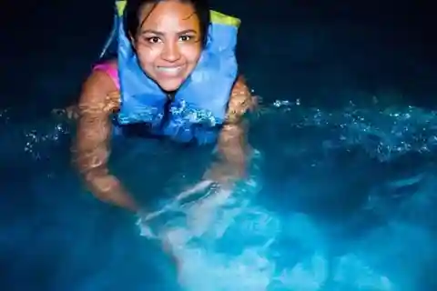 Från Puntarenas: Bioluminiscence-båttur med grill och dryck