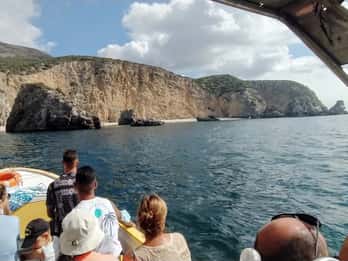 Ab Sesimbra: Ribeira do Cavalo Strand und Höhlen Bootstour