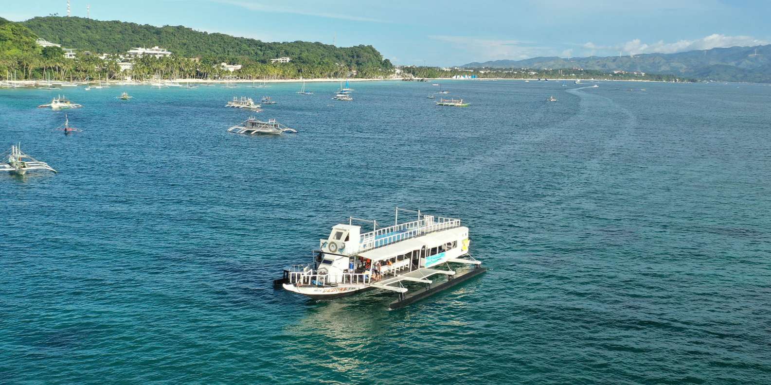 ボラカイ：軽食付きサンセット ボート パーティー | GetYourGuide