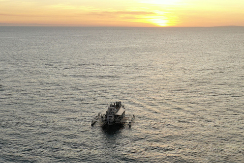 Boracay: Partyboot bei Sonnenuntergang mit Snacks