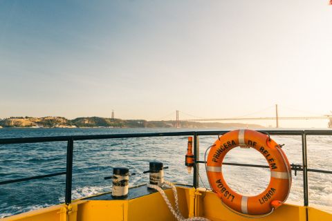 Lisbon: Sunset River Cruise with Live Music, Drink & Snack