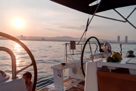 Barcelona: tour en barco al atardecer con bebidas y aperitivos