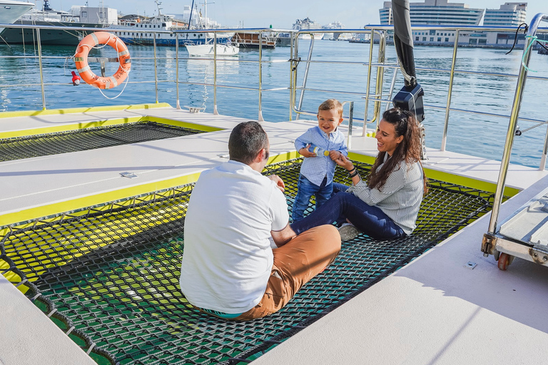 Barcelona: Crucero costero a bordo de un elegante barco de madera