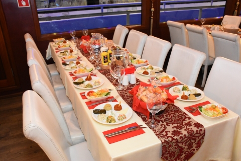 Estambul: crucero con cena todo incluido por el Bósforo y espectáculo nocturnoReunión en el Puerto: Cena y Refrescos ilimitados