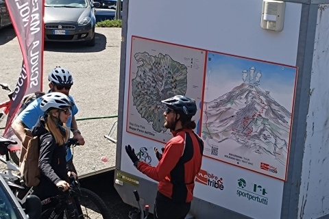 Catania: fietstocht naar de top van de EtnaGroepstocht naar de top van de vulkaan Etna in het Italiaans
