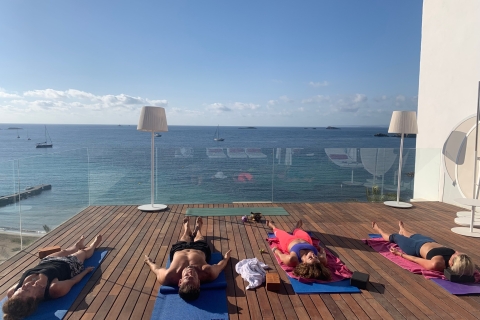 Ibiza: clase de yoga al aire libre y respiración con equipo incluido