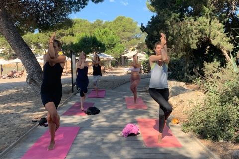 Ibiza: clase de yoga al aire libre y respiración con equipo incluido