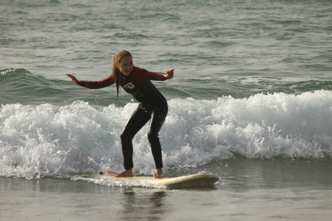 Agadir: Lezione di surf sulla spiaggia di Taghazout con pranzo e trasferimentoAgadir: lezione di surf sulla spiaggia di Taghazout con pranzo e trasferimento