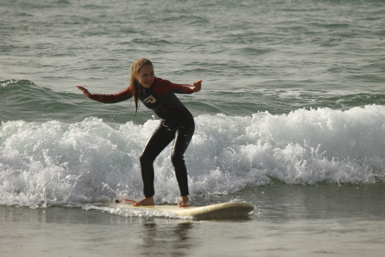 Agadir : Leçon de surf sur la plage de Taghazout avec déjeuner et transfertAgadir: cours de surf à la plage de Taghazout avec déjeuner et transfert