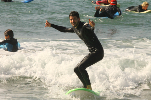 Agadir: Lezione di surf sulla spiaggia di Taghazout con pranzo e trasferimentoAgadir: lezione di surf sulla spiaggia di Taghazout con pranzo e trasferimento