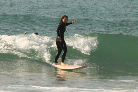 Agadir: Clase de surf en la playa de Taghazout con almuerzo y trasladoAgadir: Lección de surf en la playa de Taghazout con almuerzo y traslado