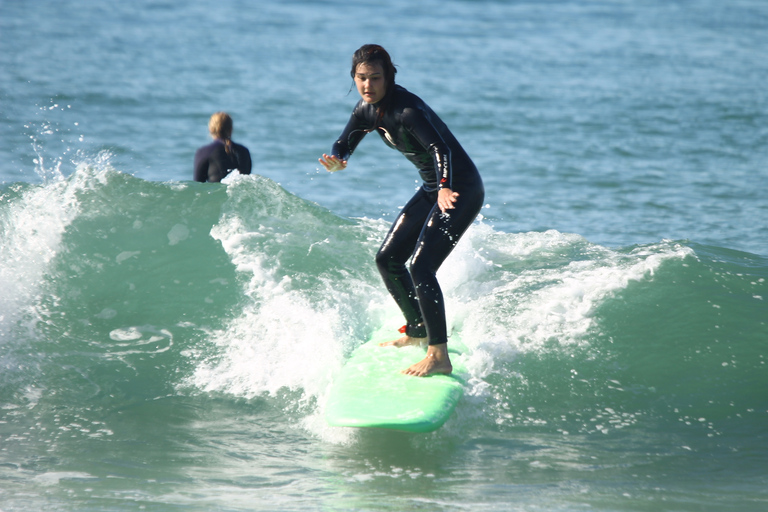 Agadir : Leçon de surf sur la plage de Taghazout avec déjeuner et transfertAgadir: cours de surf à la plage de Taghazout avec déjeuner et transfert