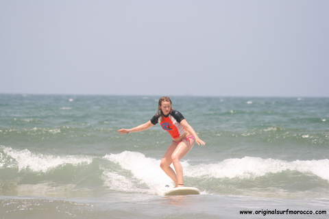 Agadir: Lezione di surf sulla spiaggia di Taghazout con pranzo e trasferimentoAgadir: lezione di surf sulla spiaggia di Taghazout con pranzo e trasferimento