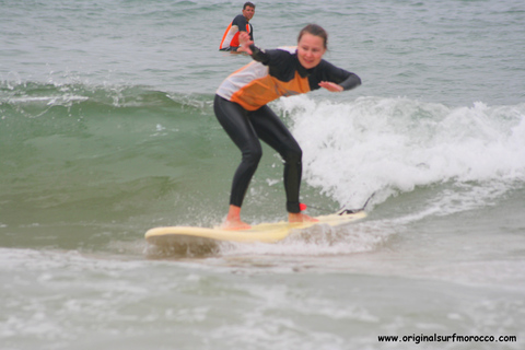 Agadir: Aula de surfe na praia de Taghazout com almoço e trasladoAgadir: aula de surf na praia de Taghazout com almoço e traslado