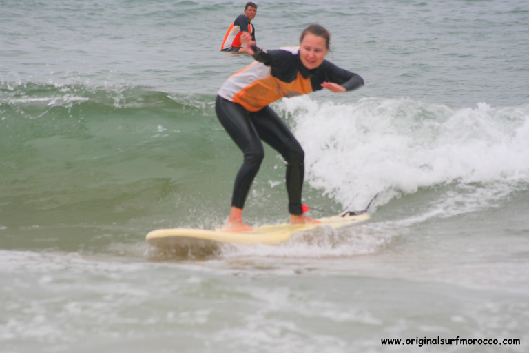 Agadir : Leçon de surf sur la plage de Taghazout avec déjeuner et transfertAgadir: cours de surf à la plage de Taghazout avec déjeuner et transfert