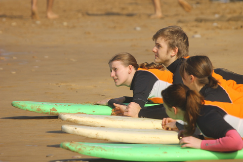 Agadir: Lezione di surf sulla spiaggia di Taghazout con pranzo e trasferimentoAgadir: lezione di surf sulla spiaggia di Taghazout con pranzo e trasferimento