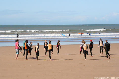 Agadir : Leçon de surf sur la plage de Taghazout avec déjeuner et transfertAgadir: cours de surf à la plage de Taghazout avec déjeuner et transfert