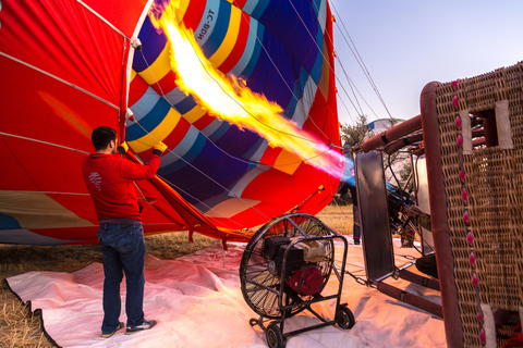 Kappadokien: Sonnenaufgangs-Ballonfahrt mit Hotelabholung