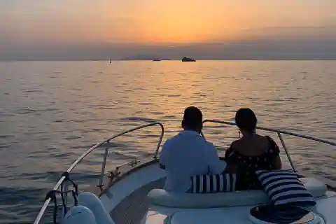 Positano: Dagstur med solnedgångskryssning med drycker och snacks