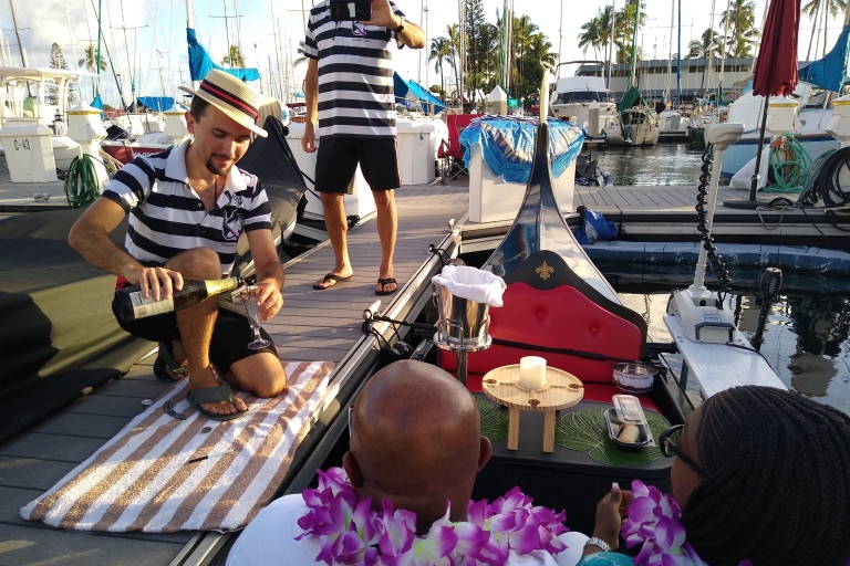 Oahu: Crucero de lujo en góndola con bebidas y pastasWaikiki: Crucero vespertino compartido en góndola con bebidas y aperitivos