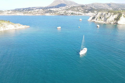 Chania: Private Tagestour auf dem Segelboot mit Essen und GetränkenChania: Privater Segelboot-Tagesausflug mit Essen und Getränken