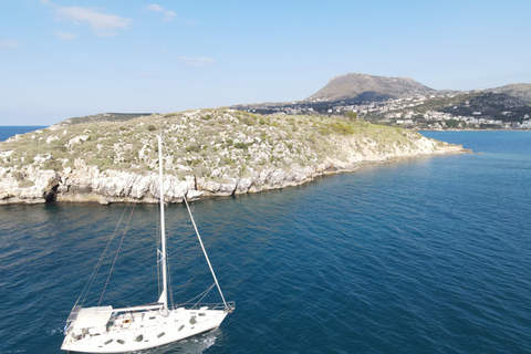 Chania: Prywatna wycieczka 1-dniowa żaglówką z jedzeniem i napojamiChania: Prywatna jednodniowa wycieczka żaglówką z jedzeniem i napojami