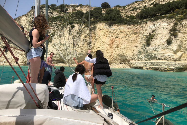 Chania: Private Tagestour auf dem Segelboot mit Essen und GetränkenChania: Privater Segelboot-Tagesausflug mit Essen und Getränken