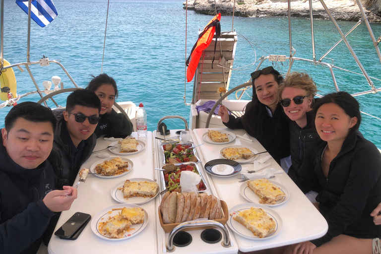 Chania: Private Tagestour auf dem Segelboot mit Essen und GetränkenChania: Privater Segelboot-Tagesausflug mit Essen und Getränken