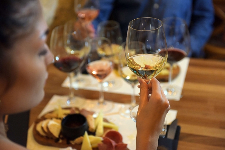 Rodos: prywatna wycieczka po jedzeniu i winie z sommelieremPrywatne jedzenie i wino z sommelierem