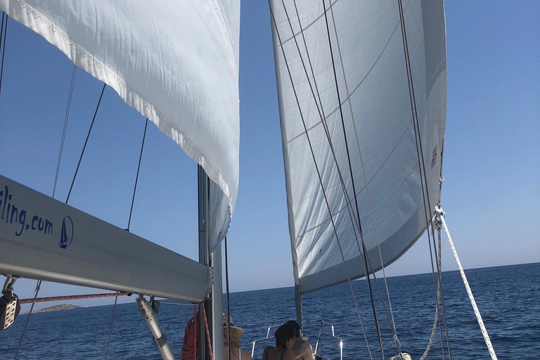 Chania: Private Tagestour auf dem Segelboot mit Essen und GetränkenChania: Privater Segelboot-Tagesausflug mit Essen und Getränken