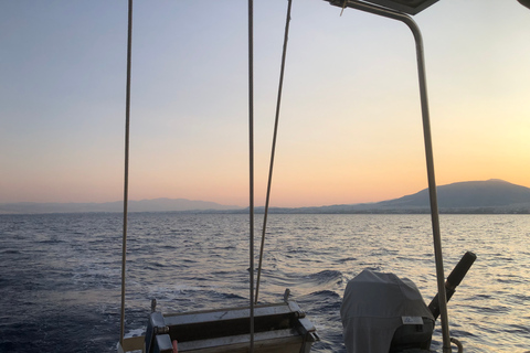 Chania: Private Tagestour auf dem Segelboot mit Essen und GetränkenChania: Privater Segelboot-Tagesausflug mit Essen und Getränken