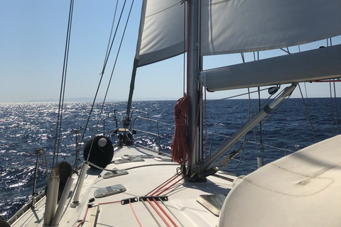 Chania: Private Tagestour auf dem Segelboot mit Essen und GetränkenChania: Privater Segelboot-Tagesausflug mit Essen und Getränken