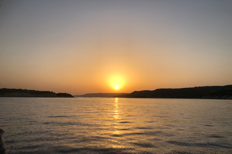 Chania: Private Tagestour auf dem Segelboot mit Essen und GetränkenChania: Privater Segelboot-Tagesausflug mit Essen und Getränken