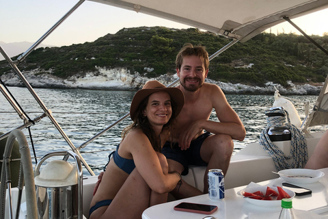 Chania: Private Tagestour auf dem Segelboot mit Essen und GetränkenChania: Privater Segelboot-Tagesausflug mit Essen und Getränken