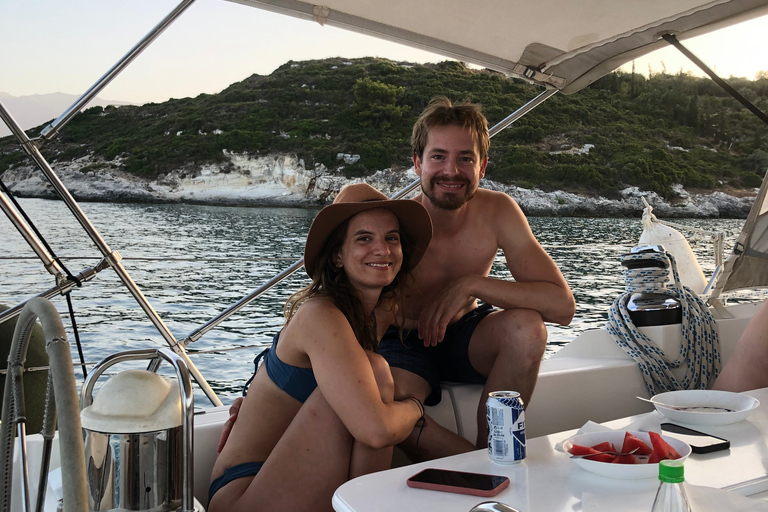 Chania: Privé dagtrip per zeilboot met eten en drinkenChania: dagtrip met privézeilboot met eten en drinken