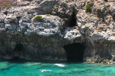 Chania: Private Tagestour auf dem Segelboot mit Essen und GetränkenChania: Privater Segelboot-Tagesausflug mit Essen und Getränken