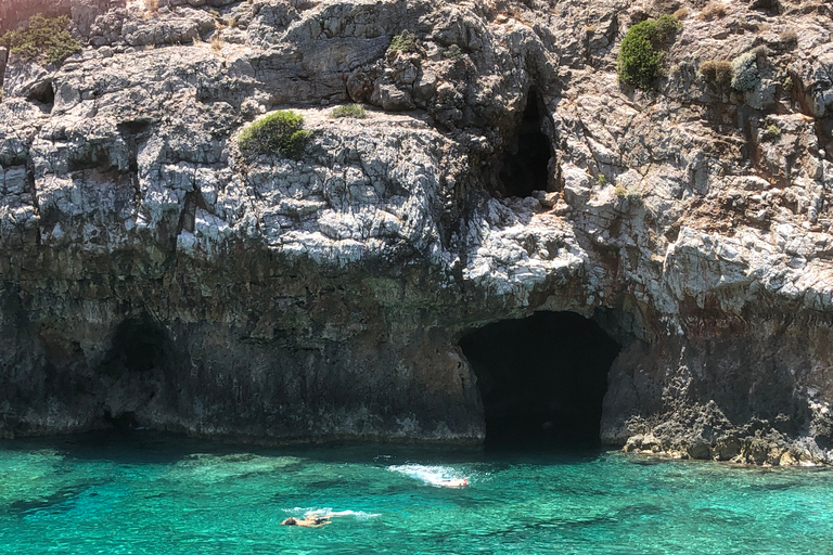 Chania: Privé dagtrip per zeilboot met eten en drinkenChania: dagtrip met privézeilboot met eten en drinken